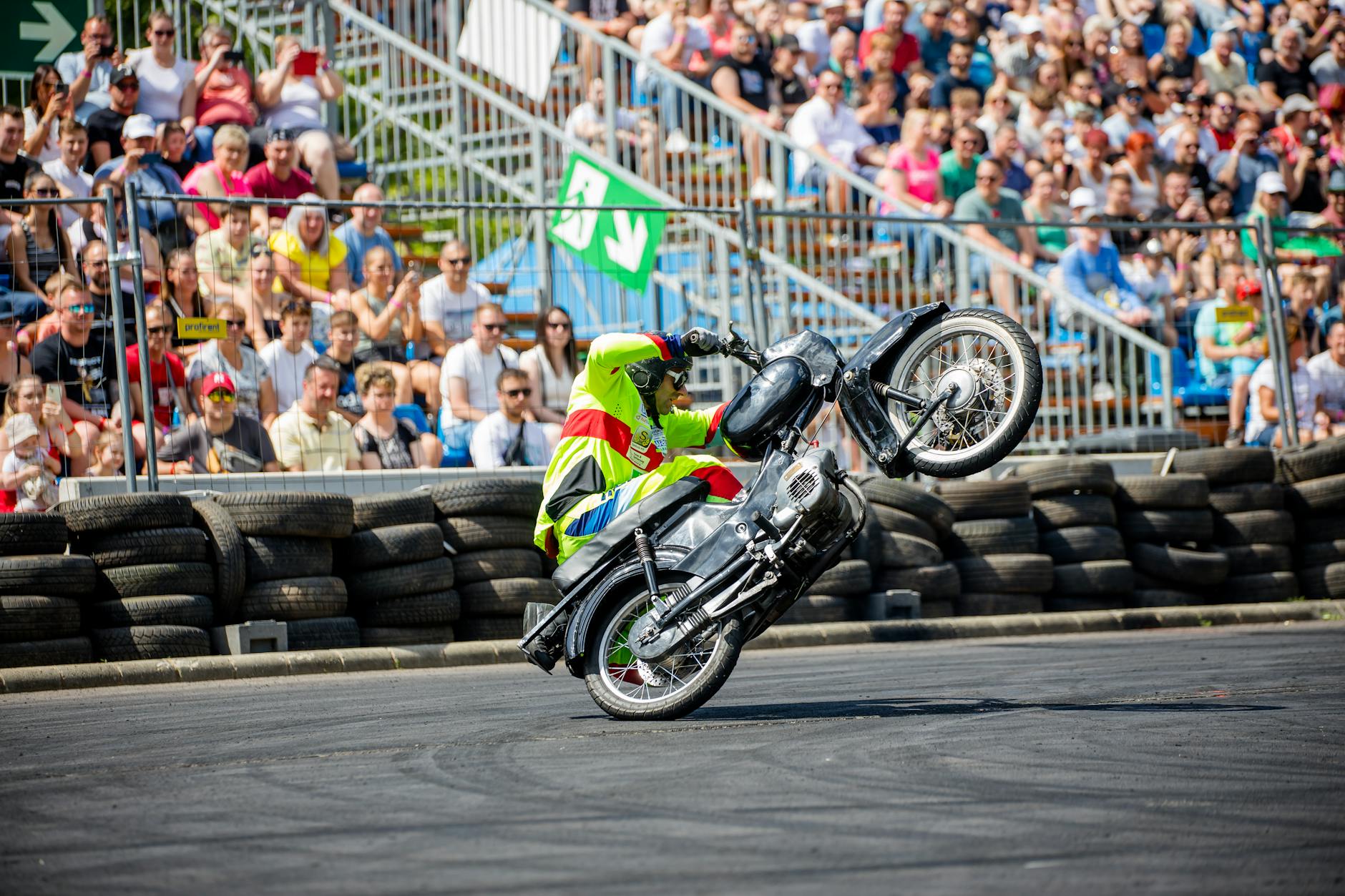 Znak drogowy z napisem Koło na tle zachmurzonego nieba, symbolizujący pogodę i plany na weekend.