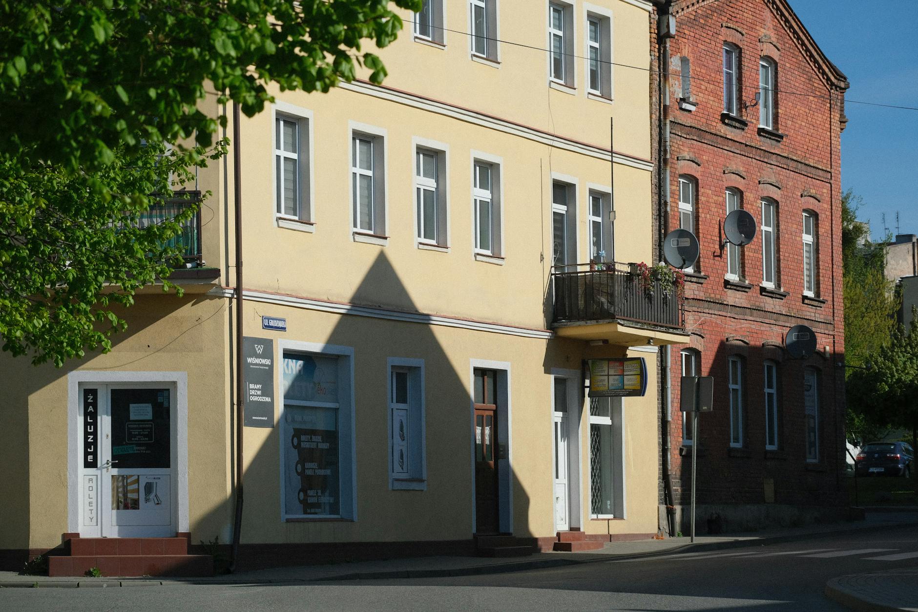 Ilustracja symbolizująca Koło i wiadomości lokalne, przedstawiająca drogowskazy i symbole rozwoju